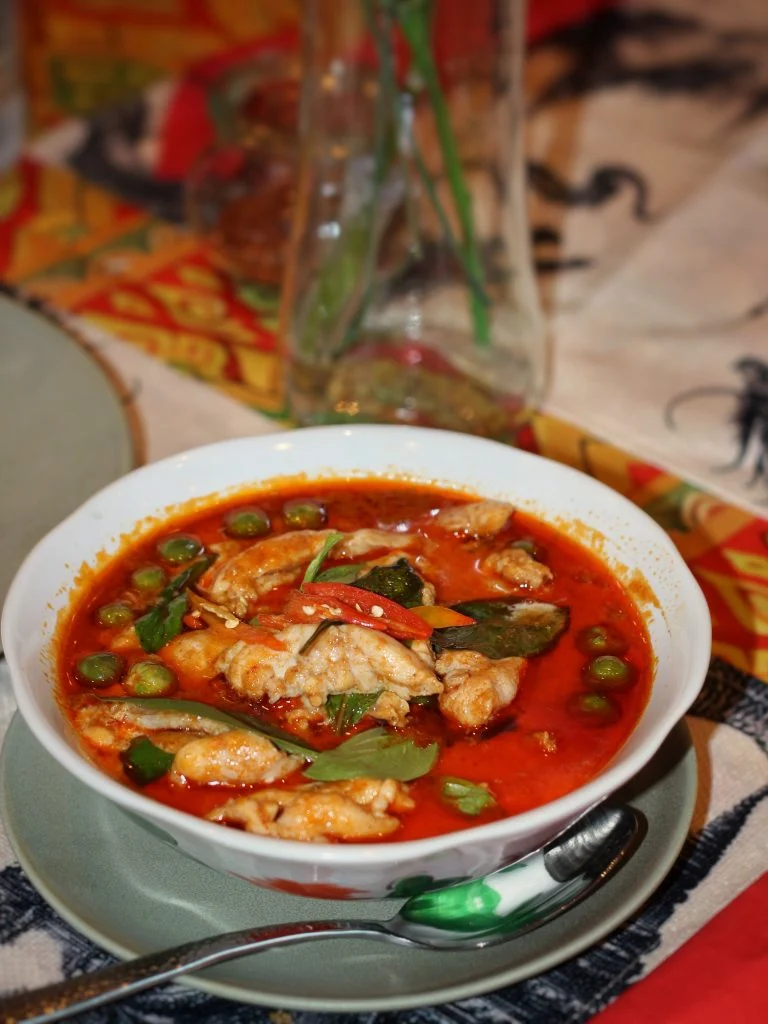 Thailandsk curry med friske urter, serveret hos Amsuwan’s
