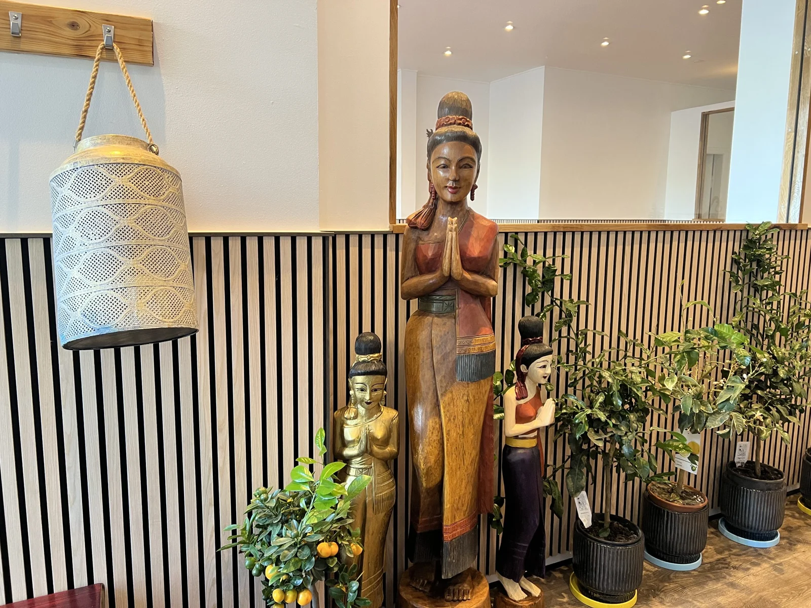 Thailandske detaljer og planter i Amsuwan’s restaurant